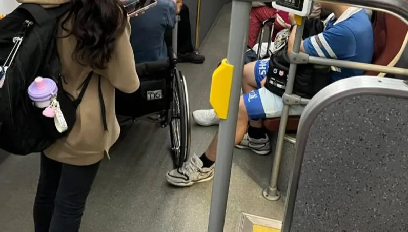 高中生搭公車「伸一腳」默默助人　畫面曝光全網讚爆