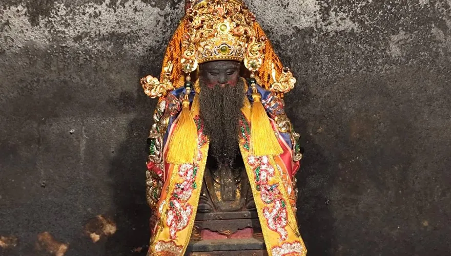影/信眾湧南投石龍宮幫「泡麵土地公」賀壽　祈福再拿發財水