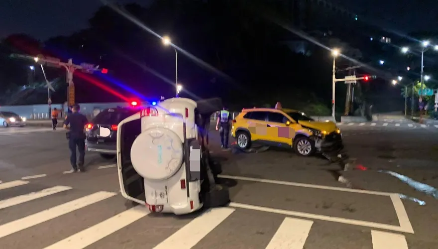 影/北投慘烈事故！休旅車、小黃「路口對撞」釀翻覆車頭全毀