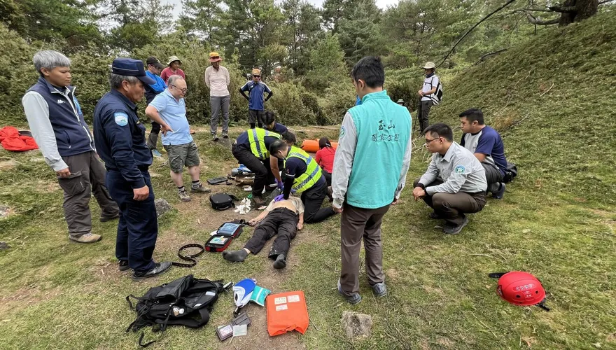 影/台中男獨攀麟趾山突胸悶　接力搶救2小時回天乏術