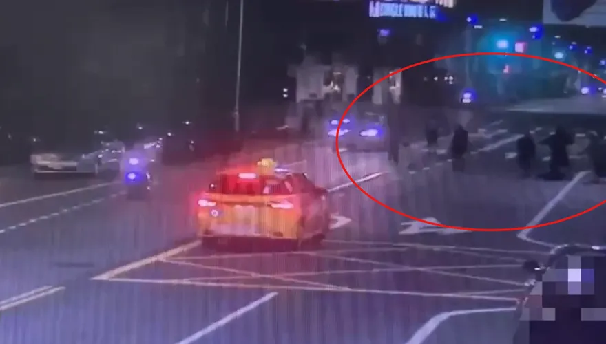 影/壽星酒後失控持酒瓶K友頭濺血　高雄警快打部隊到場