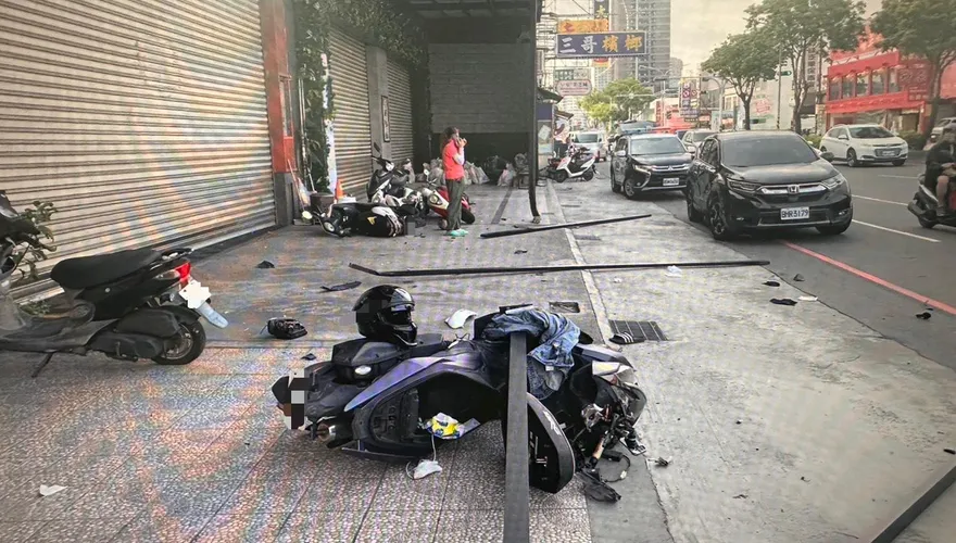 台南女駕駛變換車道不看後照鏡？騎士噴飛　波及3重機
