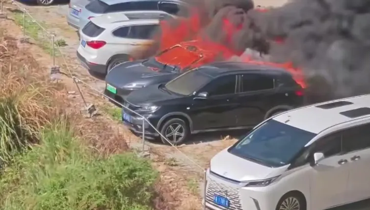 剛買1個多月！陸電動車突自燃狂燒　周圍7車遭殃燒到剩骨架