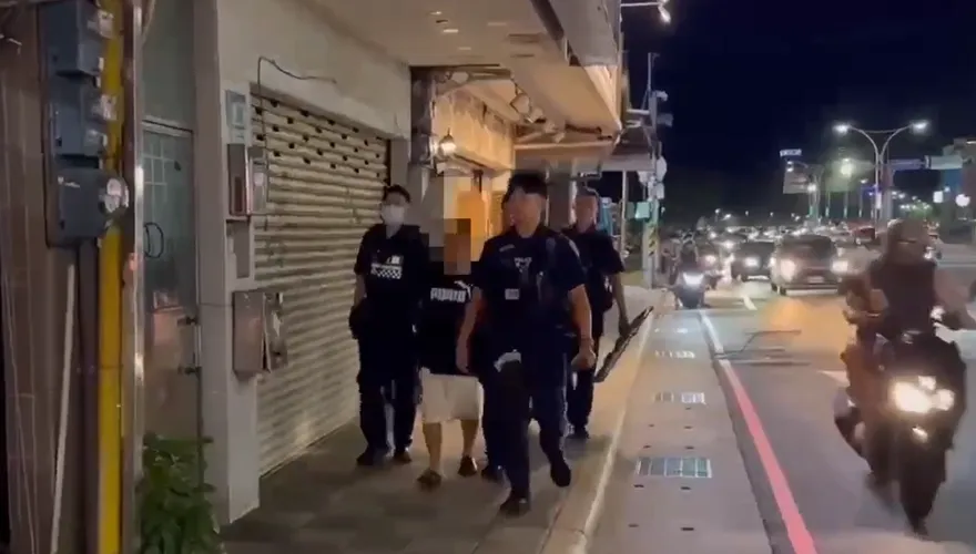 影/母親不給錢烤肉淡水無業男威脅「砍全家」警2小時逮人