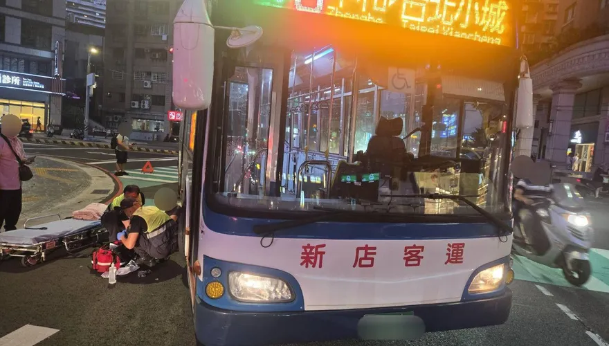 影/新店客運右轉未禮讓　8旬婦遭輾雙腿骨折送醫