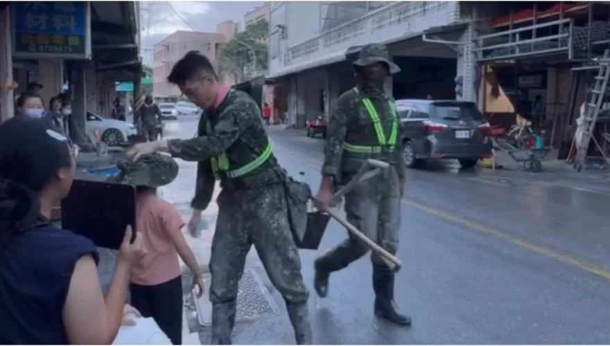 國軍救災「送帽給小女孩」帥氣舉動瘋傳　釣出愛妻發聲了