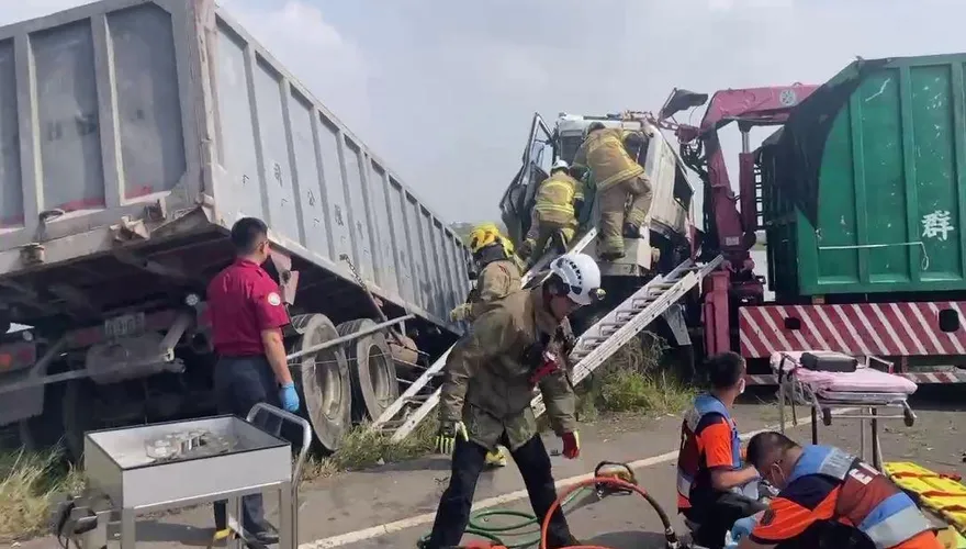 影/救不回！台南「大型車禍」1車遭撞進魚塭、駕駛慘死