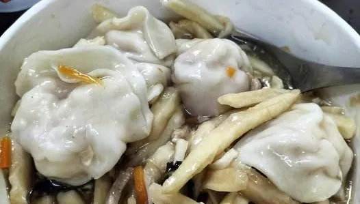 創意還是惡趣味？隔夜薯條泡酸辣湯餃掀網友熱議