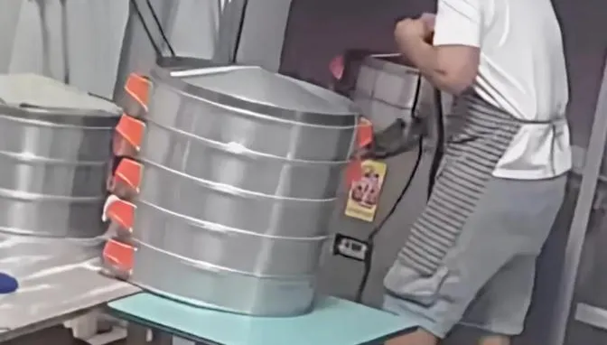 影/陸男檢查電線不慎觸電！妻拿油桶猛砸　網讚：救命神操作