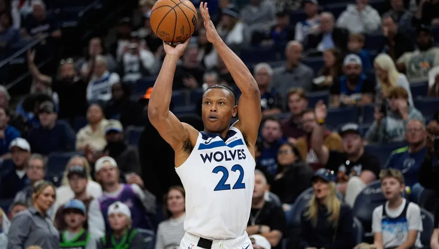 NBA/灰狼後衛當神偷失敗　溜馬萊特臉被撞到血濺球場