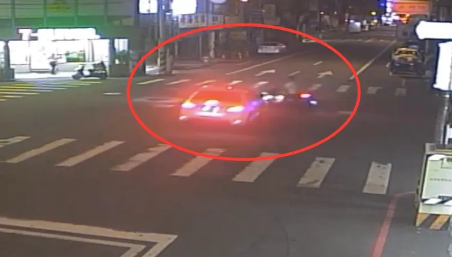 影/苗栗聯大學生騎車遭撞飛命危　機車瞬間爆炸成火球