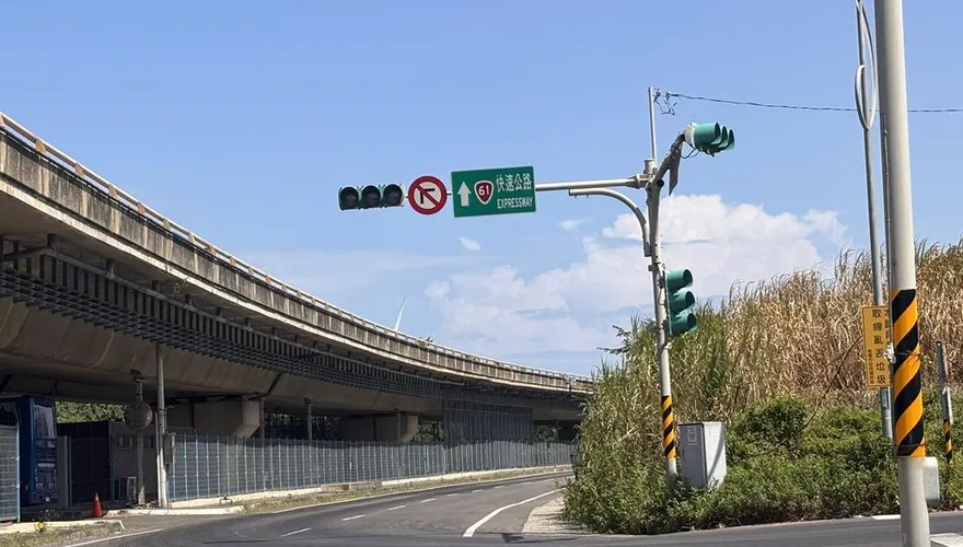 台61線180盞路燈「有裝沒用」駕駛摸黑走　台電：今年底完工
