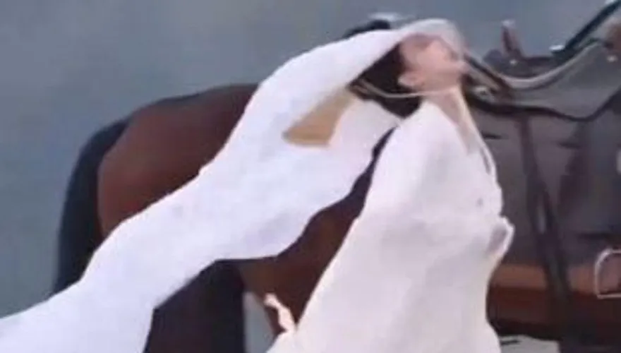 陸劇女神孟子義拍戲出事！「頭往後折」驚悚畫面曝
