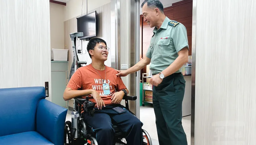 退伍「鋼鐵傘兵」秦良丰　驚喜副部長鍾樹明慰問