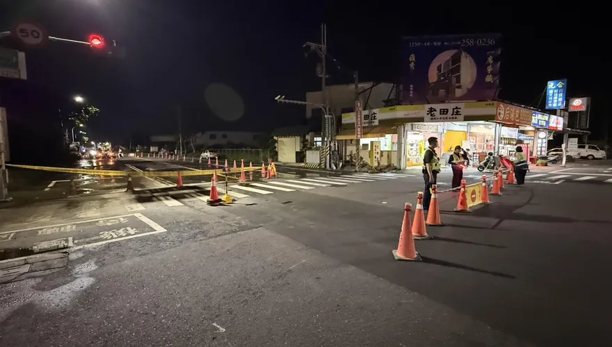 影/疑瓦斯外洩！台南「地面狂冒泡」飄異味　竟是水管破裂