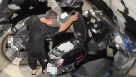 影/單車男夜巡機車置物箱「一個一個摸」！　偷竊行徑全都錄