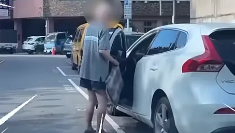 影/台中翁「移動小碎步」上車花21秒　網看傻：油門踩得順嗎