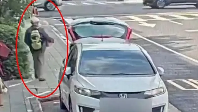 影/抱走整箱「佳德鳳梨酥」！白帽阿伯投案稱：全捐給弱勢