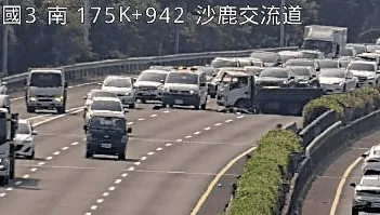 國慶連假首日車禍！國3沙鹿段貨車「疑自撞翻覆」釀2傷