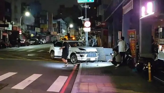 代駕突昏迷！保時捷失控撞變電箱...釀百戶停電