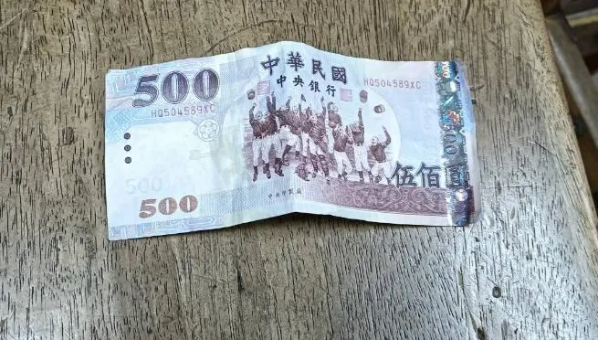 假鈔流竄超商！　店員細看「魔術印製廠」字樣識破詐騙