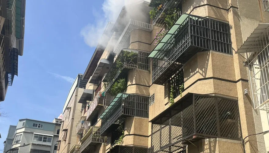 高雄男疑感情受挫怒燒屋　鄰居：今早聽見吵架聲