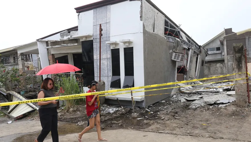 影/菲國強震災情陸續傳出！房屋毁損電力中斷　1婦人不幸被壓死