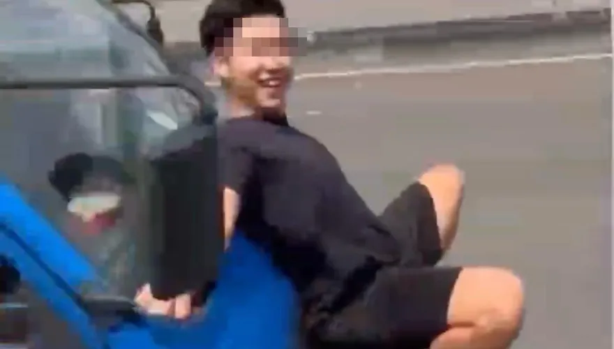 影/新北男站行進中貨車車頭　警：依法舉發最重罰1.8萬