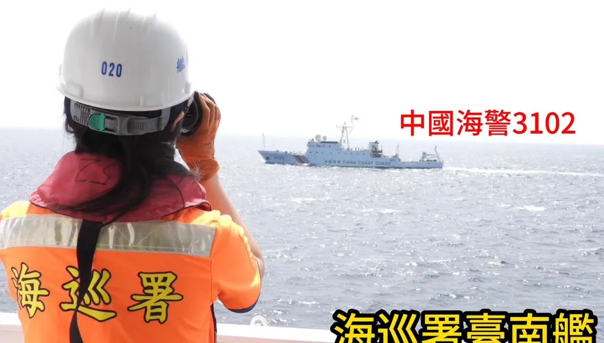 影/雙十國慶遭挑釁！陸海警船暗襲東沙海域　海巡署：今年第30次