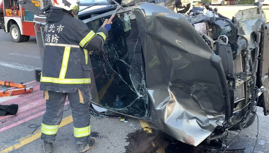 台北港轎車高速逆向撞4車　單車騎士傷重不治