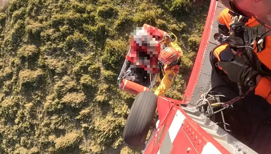 影/台中登山遇險！空勤出動黑鷹「一趟吊掛2人」送醫