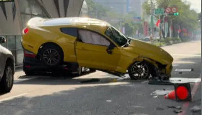 台灣大道嚴重車禍！野馬衝撞人行道　波及3車、變電箱