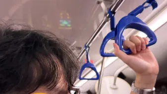 天外奇蹟上演！公車拉環「一扯就斷」　他人飛出、全車嚇傻