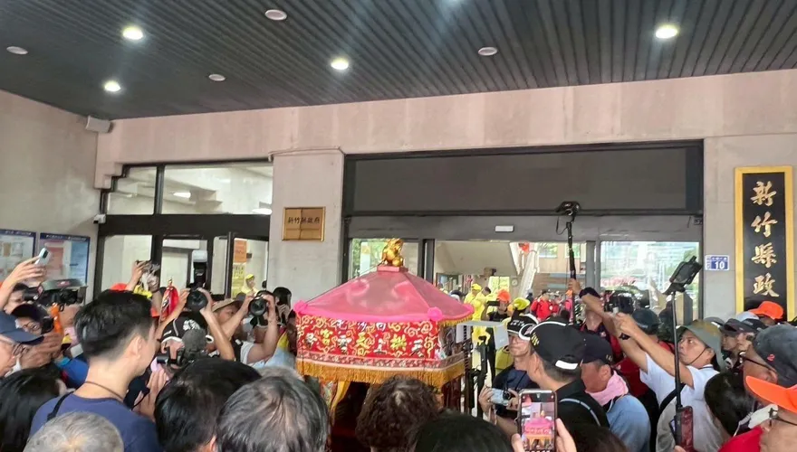 「粉紅超跑」突衝新竹縣政府　白沙屯媽祖讓信眾又驚又喜