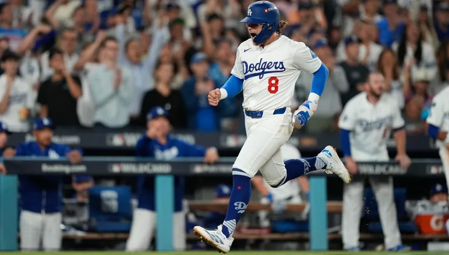 MLB/全隊在嗨噴香檳　36歲道奇老將「偷渡」退休訊息