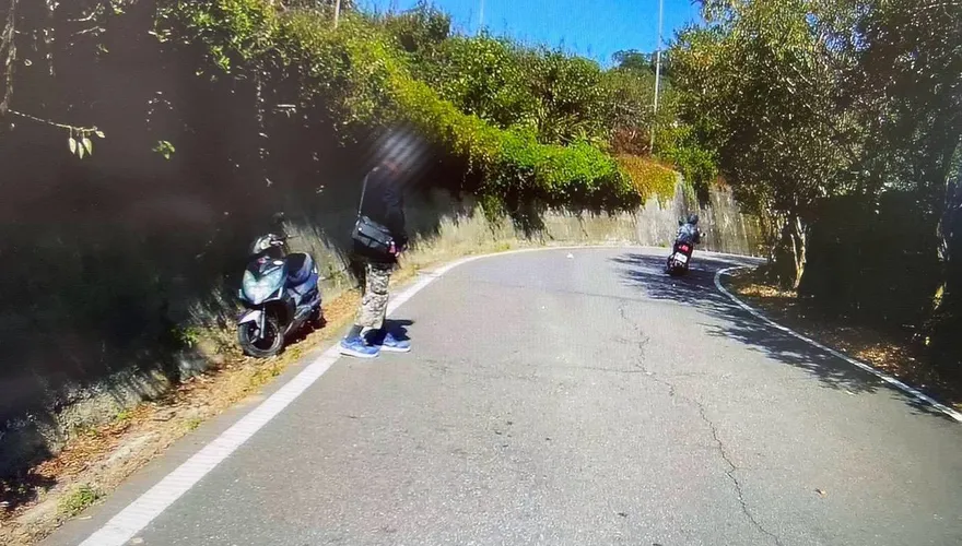 苗栗野貓突襲！騎士閃避不及陷水溝　暖警相救還載去修車