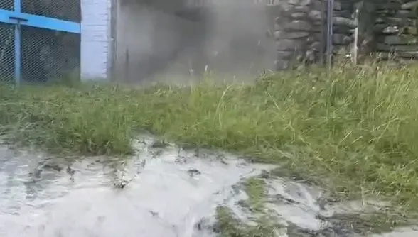 影/台南關子嶺溫泉噴發奇景！水柱直衝4公尺高畫面曝
