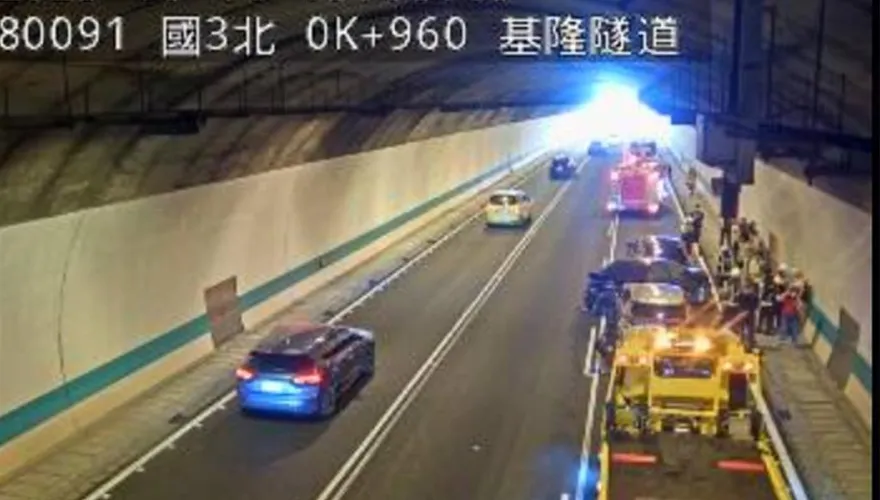 國慶連假出遊注意！國3基隆隧道4車追撞　現場畫面曝光