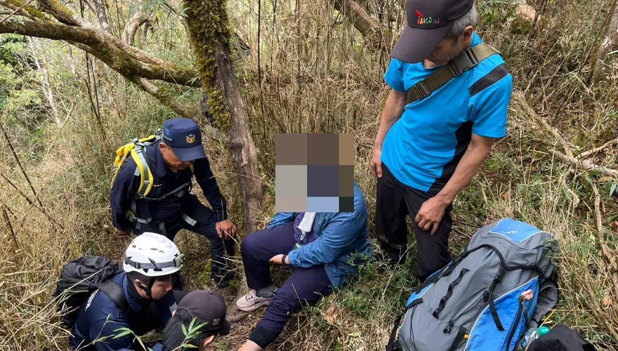 夫妻攀登阿里山　妻摔倒腳踝脫臼、消防人員背下山送醫
