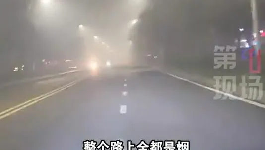 影/湖南岳陽壟罩「詭異煙霧」嗆鼻難忍　竟因隔壁湖北燒秸稈
