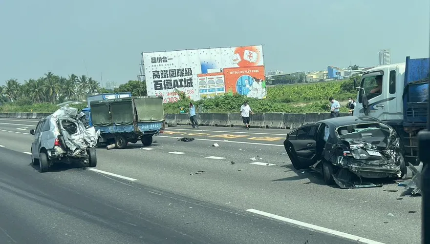 國1重大事故！5大小車追撞「驚見撞成鐵球」至少4傷