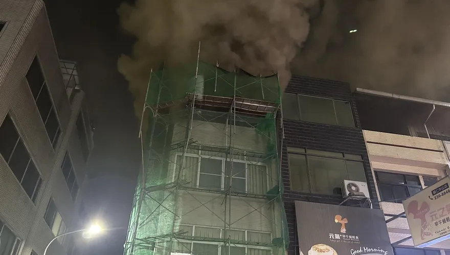 影/火光沖天！台南歸仁民宅頂樓佛堂起火　居民嚇壞急報案無傷亡