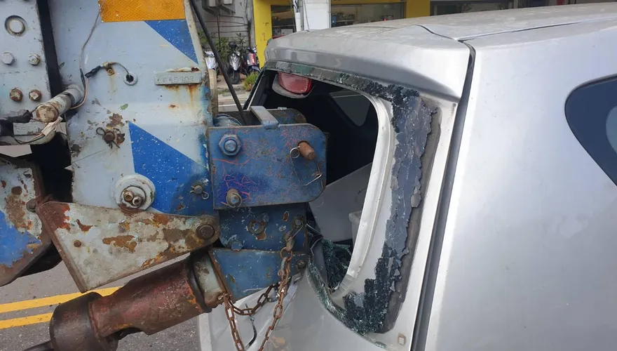 影/司機講電話分心！吊臂「插進轎車後座」撞擊瞬間曝