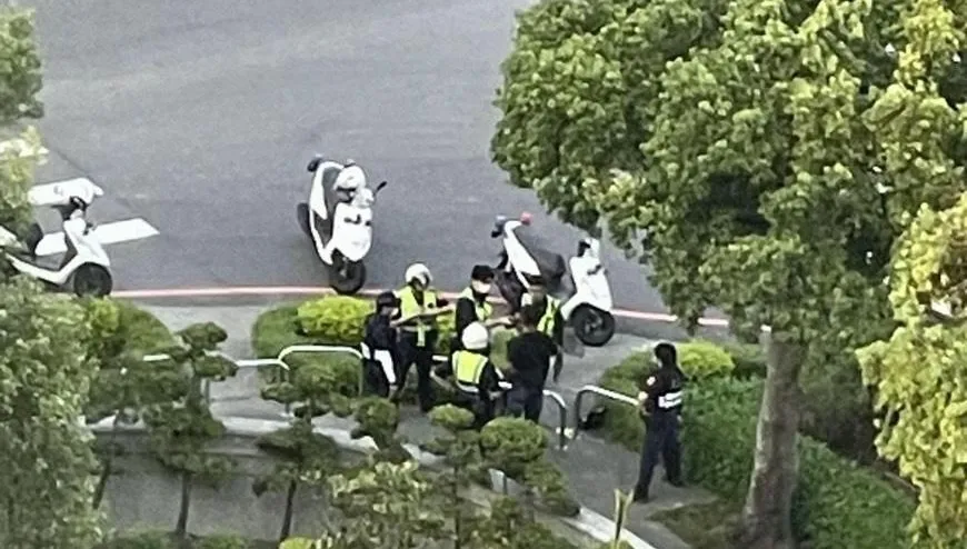 影/嚇壞！嘉義醉漢「持刀揮舞」鬧遶境　警到場制伏