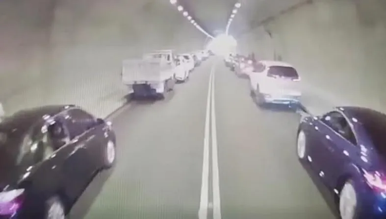 國道火燒車消防車趕現場　隧道內「摩西分海」壯觀畫面曝