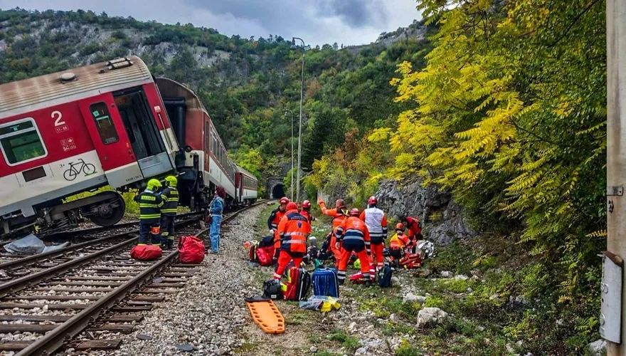 斯洛伐克驚傳火車對撞！車輛脫軌翻覆山坡　至少66傷