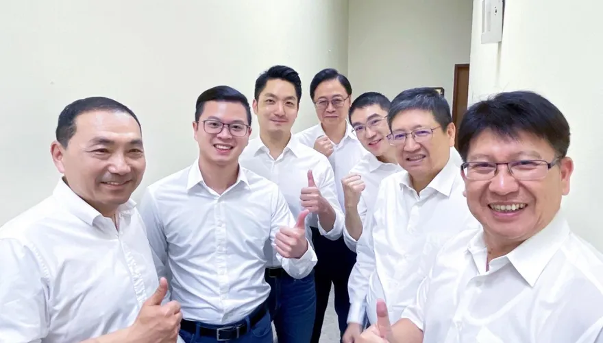 國民黨主席要投誰？凌濤貼照片表態：我投中間藍