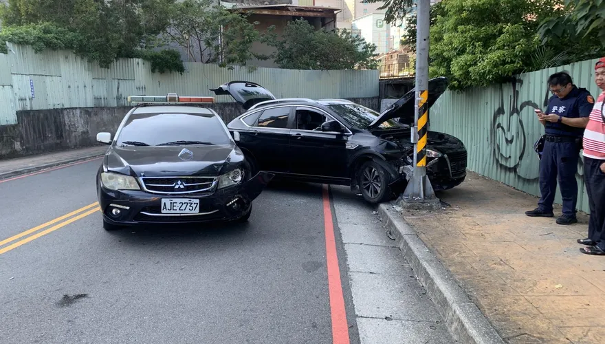 越南毒駕男逆向逃竄撞警車！桃園警開2槍逮人