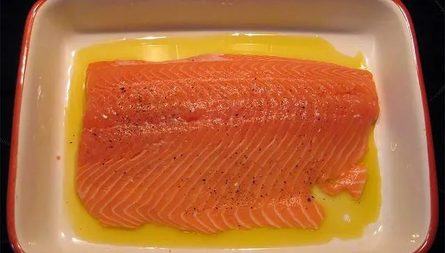 直接吃鮭魚勝過魚油！研究證實：EPA、DHA吸收更好