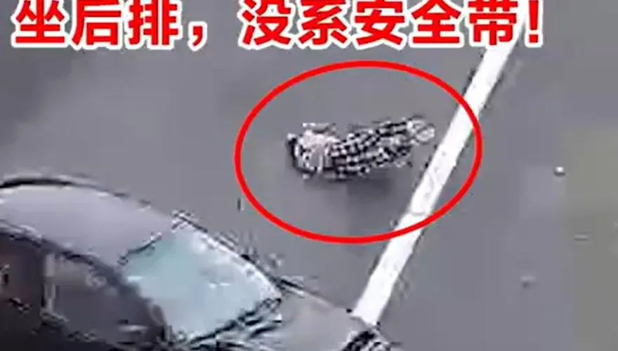 影/陸轎車爆胎失控…後座女當場「噴飛滾地」驚悚畫面曝光